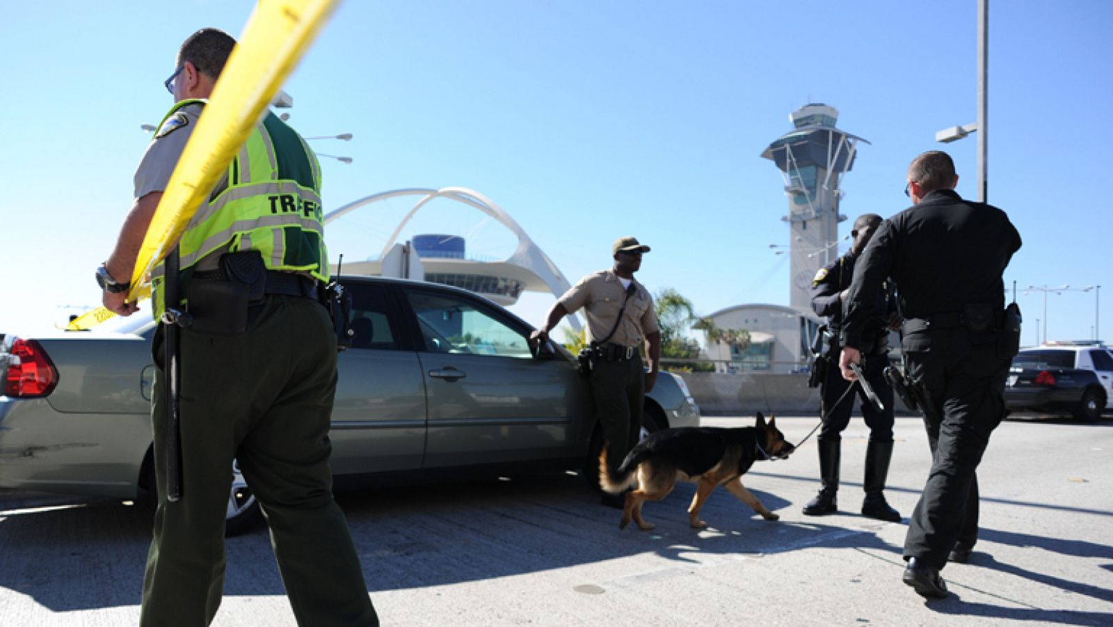 Informativo 24h: Un agente muerto y al menos siete heridos en un tiroteo en el aeropuerto de Los Ángeles | RTVE Play