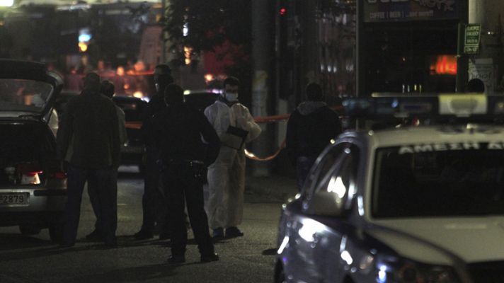 Se busca a los autores del doble asesinato ante un local neonazi en Atenas
