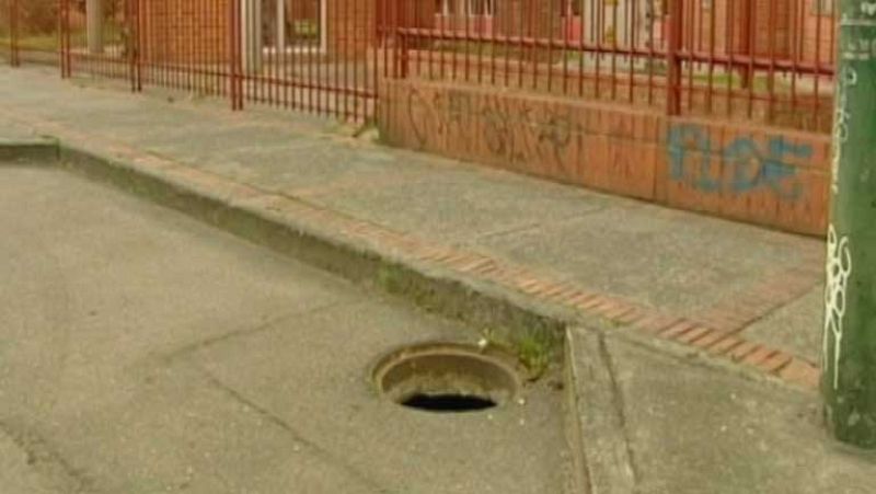 El robo de alcantarillas provoca en Colombia la muerte de una niña de dos años