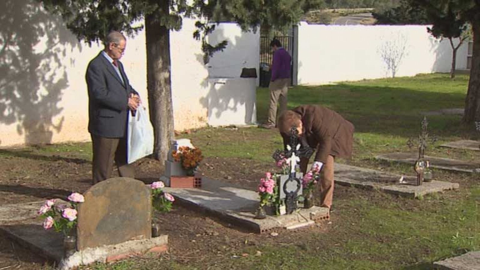 Telediario 1: Vuelven a su cementerio | RTVE Play