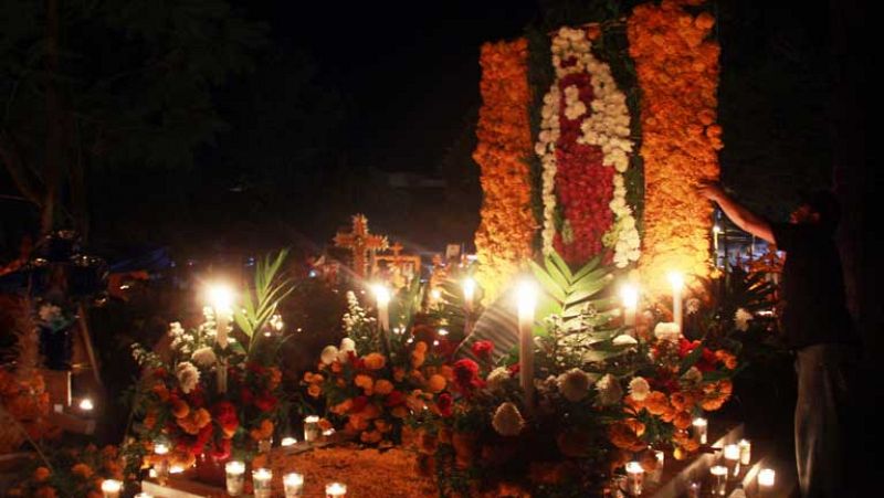 Los cementerios de México se transforman para el Día de los Muertos