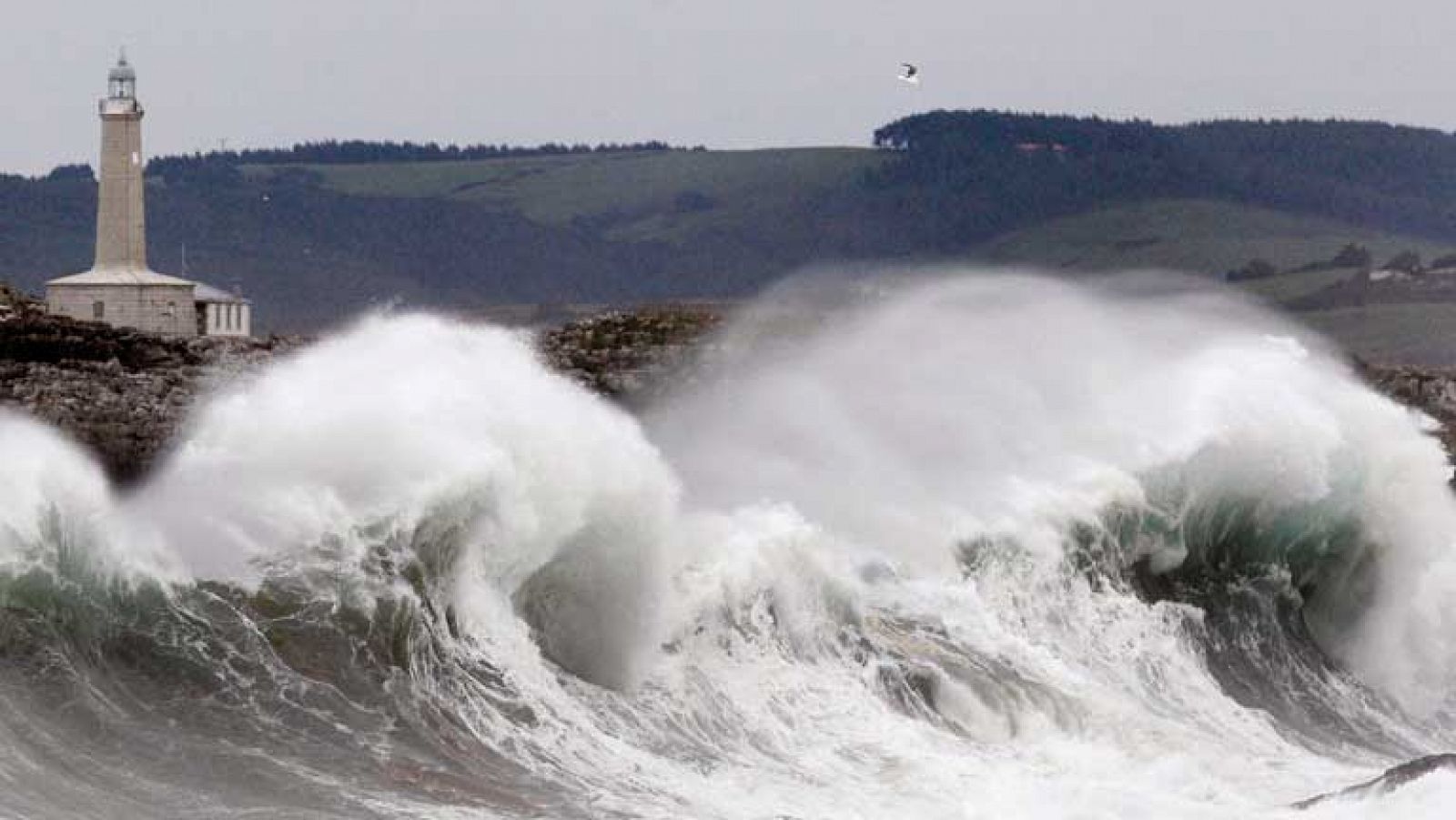 El tiempo: Lluvias localmente fuertes en Canarias y vientos fuertes en Galicia | RTVE Play