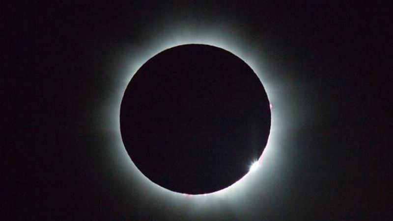 Un eclipse total de Sol apenas visible desde la península
