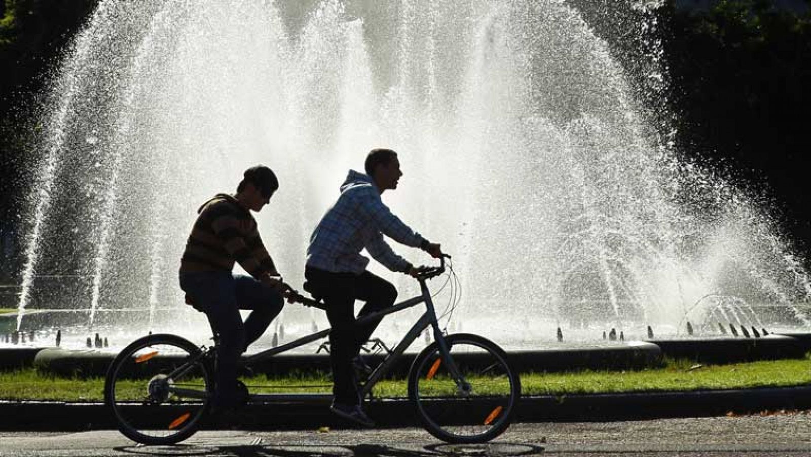 El tiempo: Lluvias localmente fuertes en Canarias y vientos fuertes en Galicia | RTVE Play