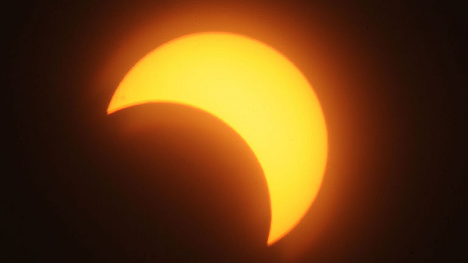 Un eclipse solar deslucido por la lluvia y las nubes