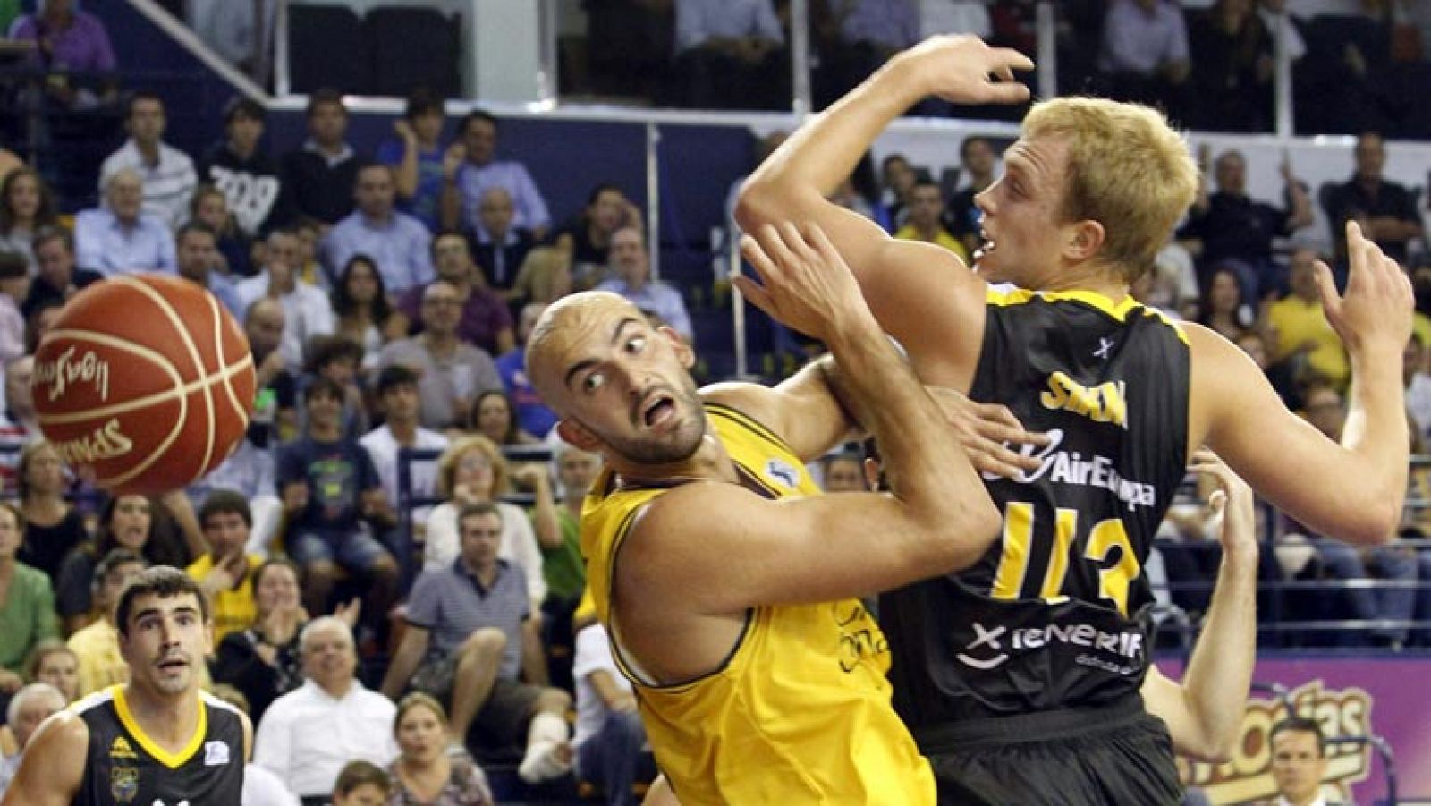 El Herbalife Gran Canaria se llevó (79-61) con suficiencia el duelo canario ante el CB Canarias y, cumplidas cuatro jornadas de la Liga Endesa, es el único equipo capaz de mantener el ritmo de cuatro victorias que atesoran el Real Madrid y el Barcelona. El Unicaja Málaga también se mostró en forma y sorprendió (63-65) al FIATC Joventut en su pista de Badalona.