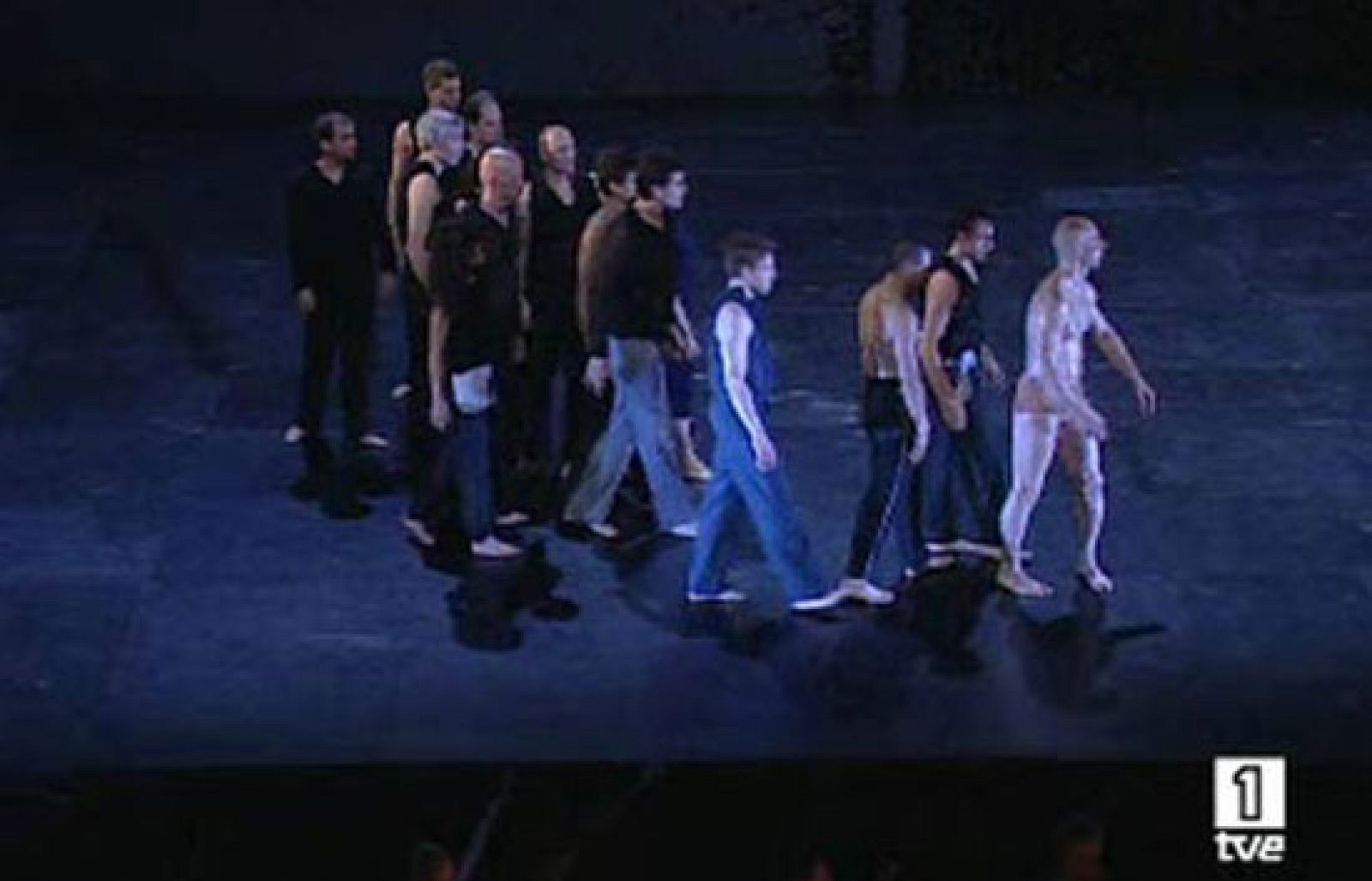 La coreógrafa alemana Sasha Waltz se ha inspirado en la música barroca de Henry Purcell para crear este espectáculo, que cuenta la trágica historia de amor de la reina de Cartago, Dido,  y el refugiado troyano Aenéas. Hasta el domingo se podrá ver este montaje que presentan el Festival Grec y el Teatro Nacional de Catalunya.