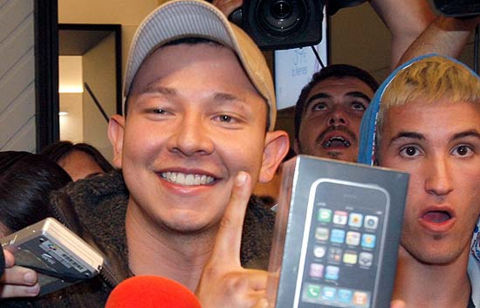 Querían ser los primeros en conseguir un iPhone 3G  y no han dudado en esperar durante horas. La mayoría son jóvenes para los que este teléfono es algo más. La expectación era tanta que ha puesto a prueba los sistemas informáticos.  