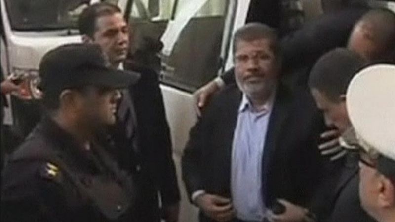 Morsi se declara el único presidente legítimo de Egipto en la apertura de su juicio