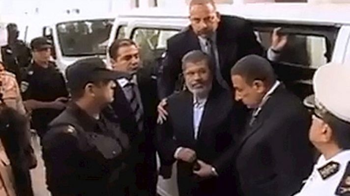 Morsi reaparece en su juicio
