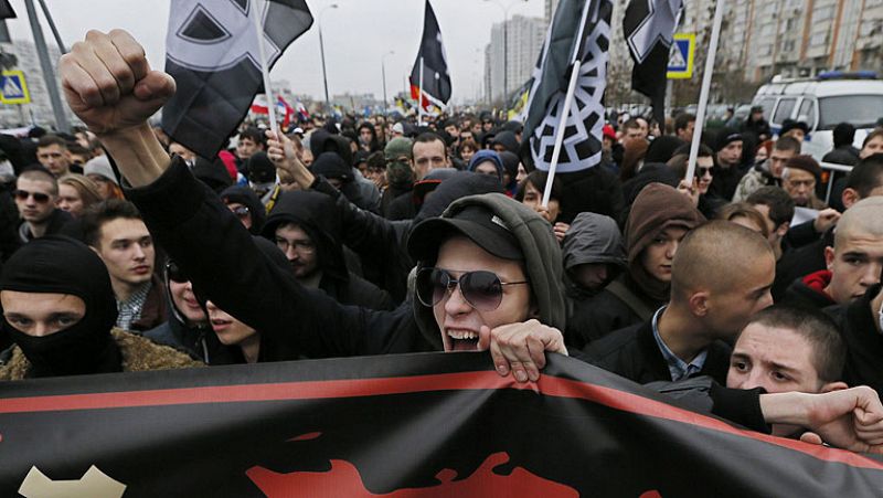 La policía detiene a decenas de personas por exhibir símbolos nazis, en Moscú 