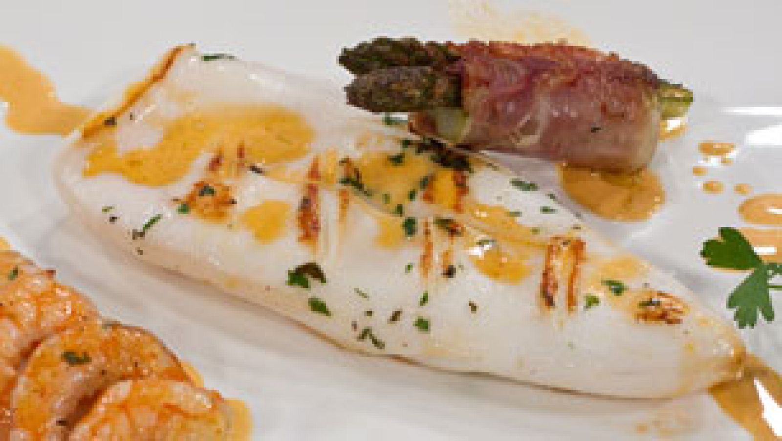 Calamares a la plancha con rollitos de espárragos