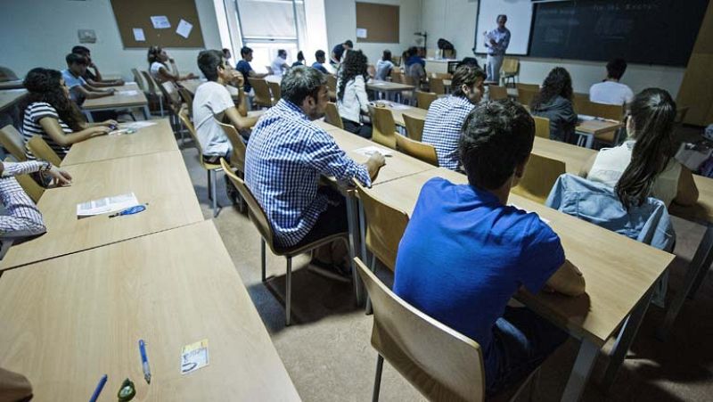 Tres comunidades autónomas dicen que asumirán el complemento de la beca Erasmus que el Gobierno no pagará 