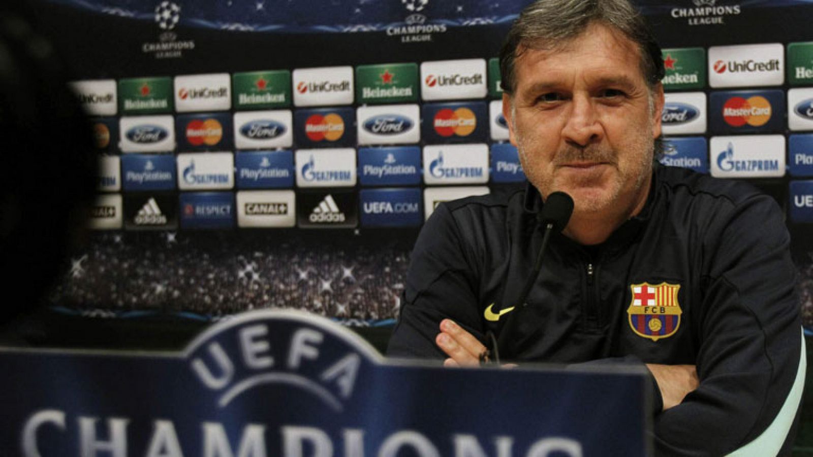 El entrenador del FC Barcelona, Gerardo Martino, ha destacado en la rueda de prensa previa al partido de Champions ante el AC Milan, que la belleza en el fútbol no simpre está en "dar muchos toques" y que se puede "alternar" con el fútbol directo."Las alternativas se manejan con las cualidades individuales de los jugadores, tenemos una forma habitual de jugar y luego otra forma. Tenemos un grupo de jugadores que te invitan al ataque directo. De las dos maneras se puede sostener la belleza. El gol de Alexis al Real Madrid fue bello y vino de una jugada de ataque directo", ha resaltado el 'Tata'.