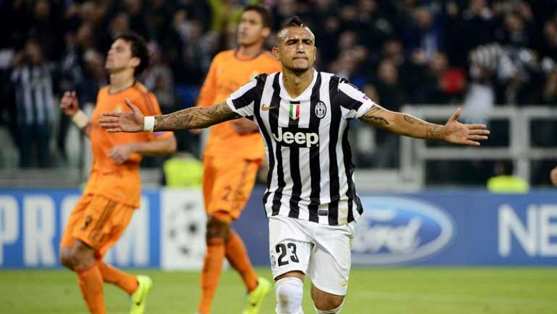 El jugador chileno de la Juventus Arturo Vidal ha adelantado a su equipo ante el Real Madrid en el minuto 41 (1-0) después de transformar un penalti que había cometido previamente Varane sobre Pogba.