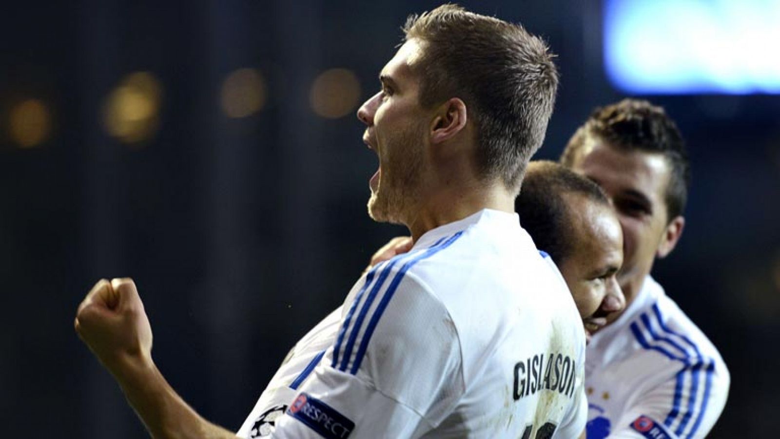 El Copenhague derrotó por la mínima a un pobre Galatasaray con un gol del noruego Braaten a los seis minutos y se llevó un merecido triunfo que le vuelve a meter en la pelea y deja abierta la lucha por la segunda plaza. Un gol se llevó el Copenhague