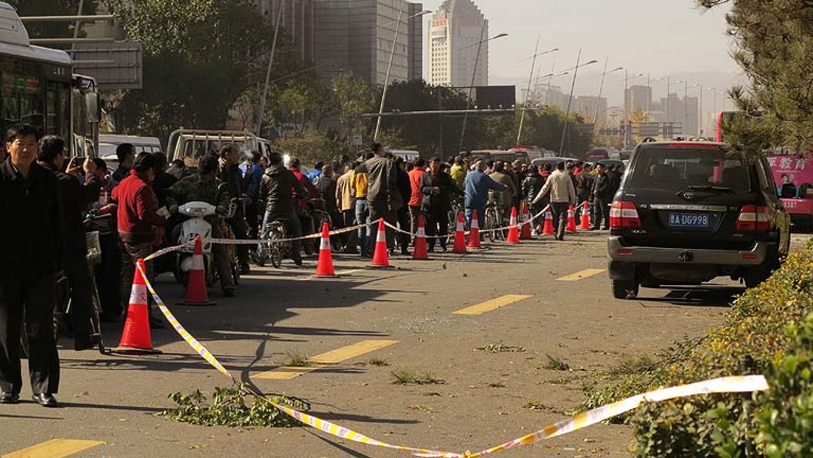 Telediario 1: Al menos un muerto por varias explosiones frente a una sede del Partido Comunista chino | RTVE Play