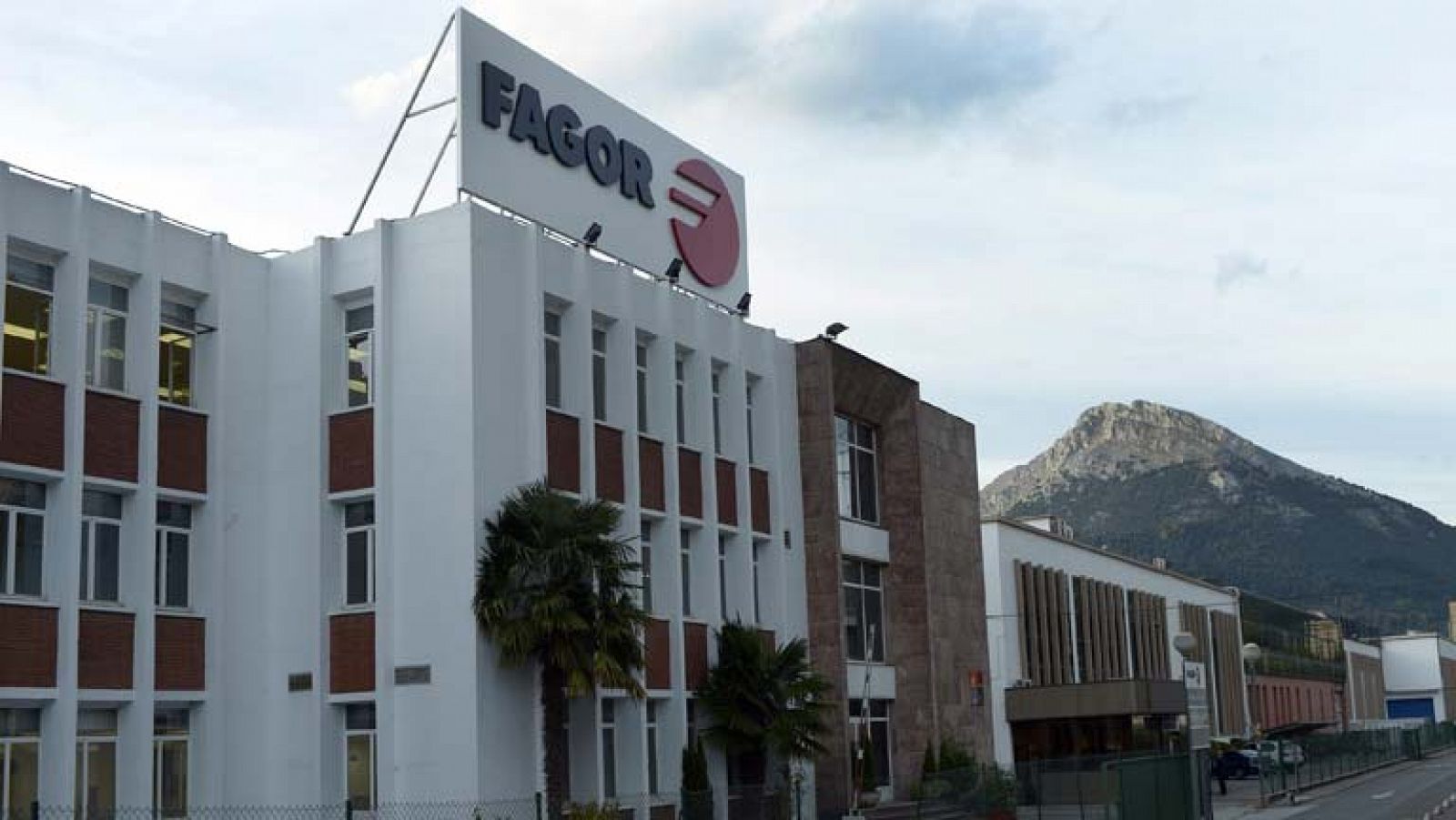 Trabajadores de Edesa Fagor se concentran frente al parlamento en Vitoria, para reclamar un plan de viabilidad