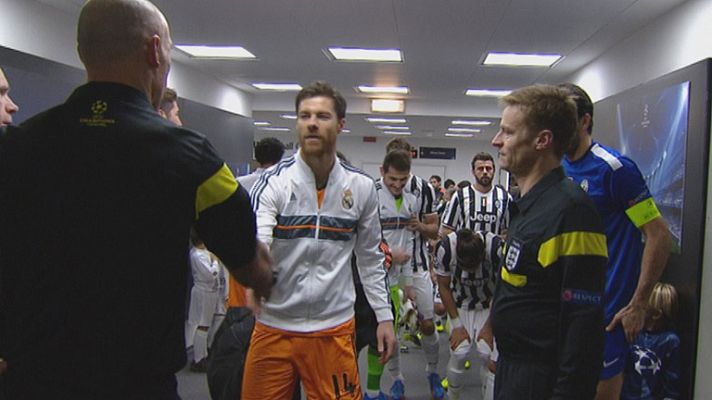 Xabi Alonso se reencuentra con Howard Webb