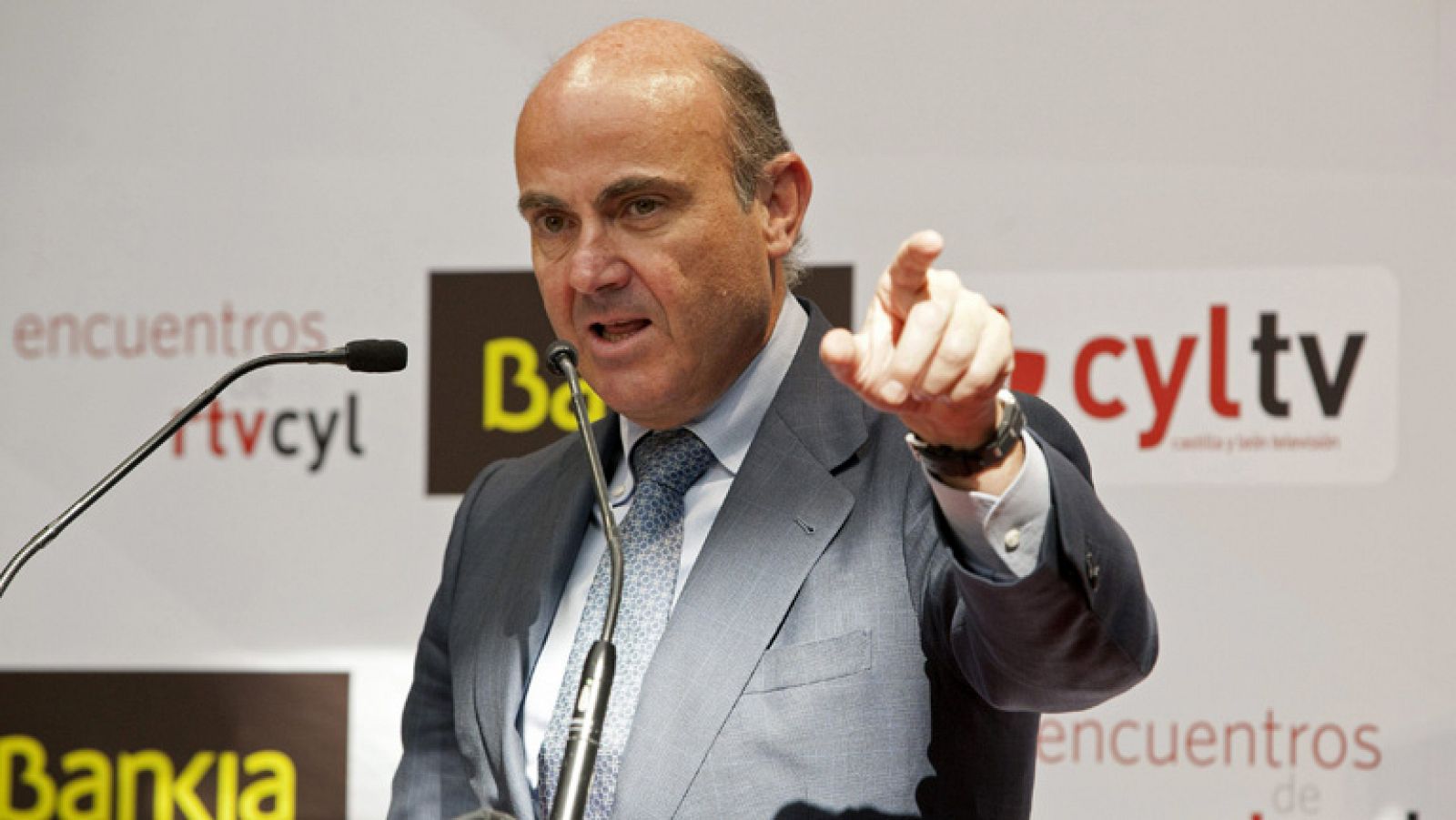 De Guindos dice que la reforma tributaria que el Gobierno anunciará en 2014 incluirá rebajas en el IRPF y Sociedades