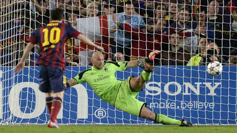 El futbolista argentino del FC Barcelona Lionel Messi ha adelantado a su equipo ante el Milan tras transformar un penalti en el minuto 29 (1-0). La pena máxima se cometió sobre Neymar.
