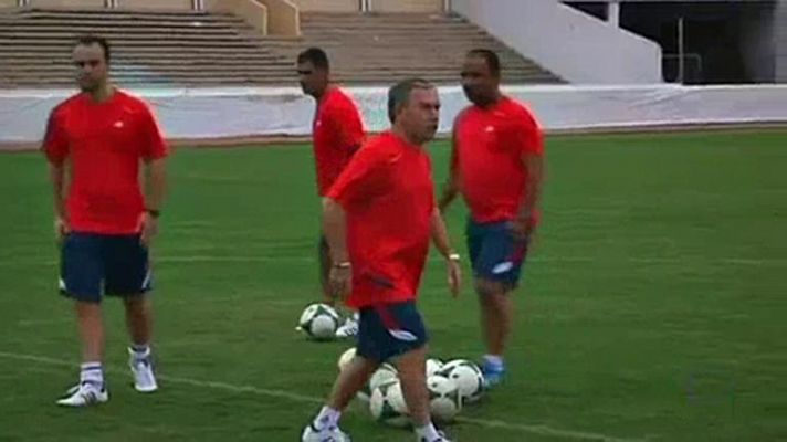 Javier Clemente ya ordena en los entrenamientos de la selección de Libia