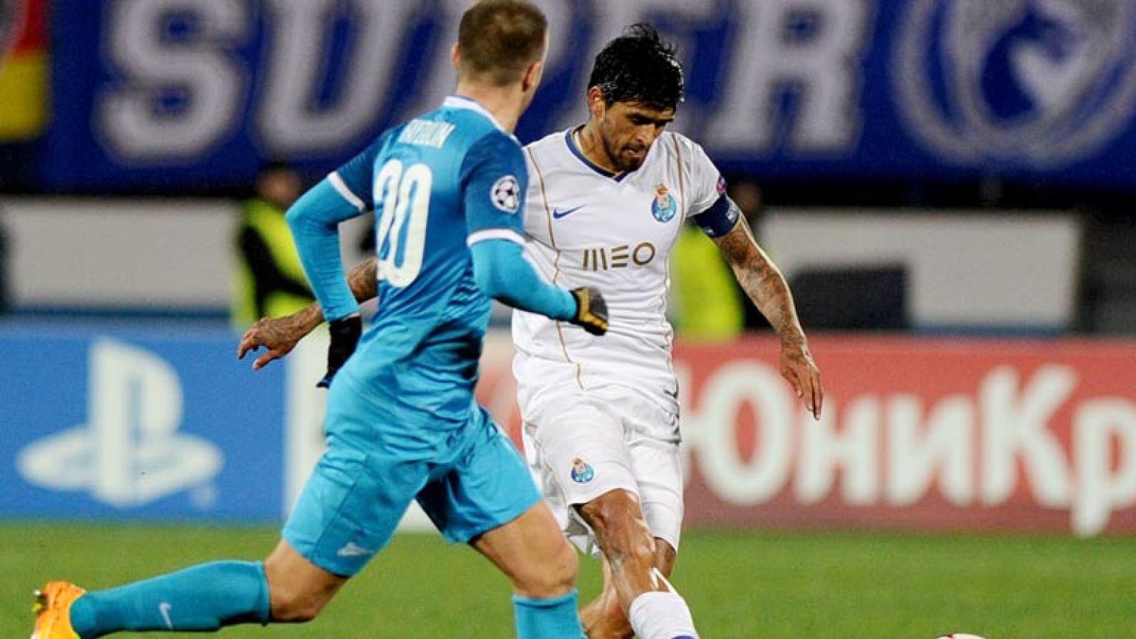 El Zenit de San Petersburgo y el Oporto luso deberán seguir luchando por el pase a los octavos de final de la Liga de Campeones tras empatar hoy con un marcador de 1-1 en Rusia, en un partido que rusos y portugueses recordarán por el penalti a favor de los locales fallado por el brasileño 'Hulk'.