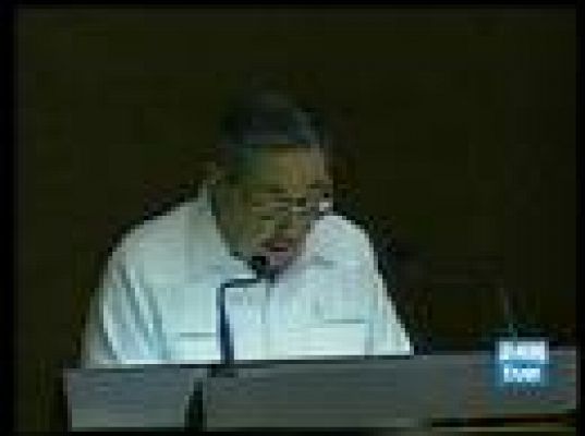 Raúl Castro comparece en Parlamento