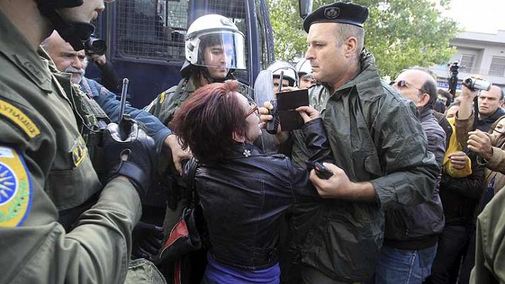 La policía griega desaloja la televisión pública tras cinco meses de ocupación por los trabajadores