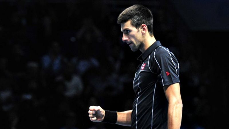 El serbio Novak Djokovic, número dos del mundo, se ha impuesto al argentino Juan Martín del Potro, quinto de la ATP, por 6-3, 3-6 y 6-3 en una hora y 54 minutos, y se aseguró una plaza en las semifinales de la Copa Masters que se disputa en Londres.