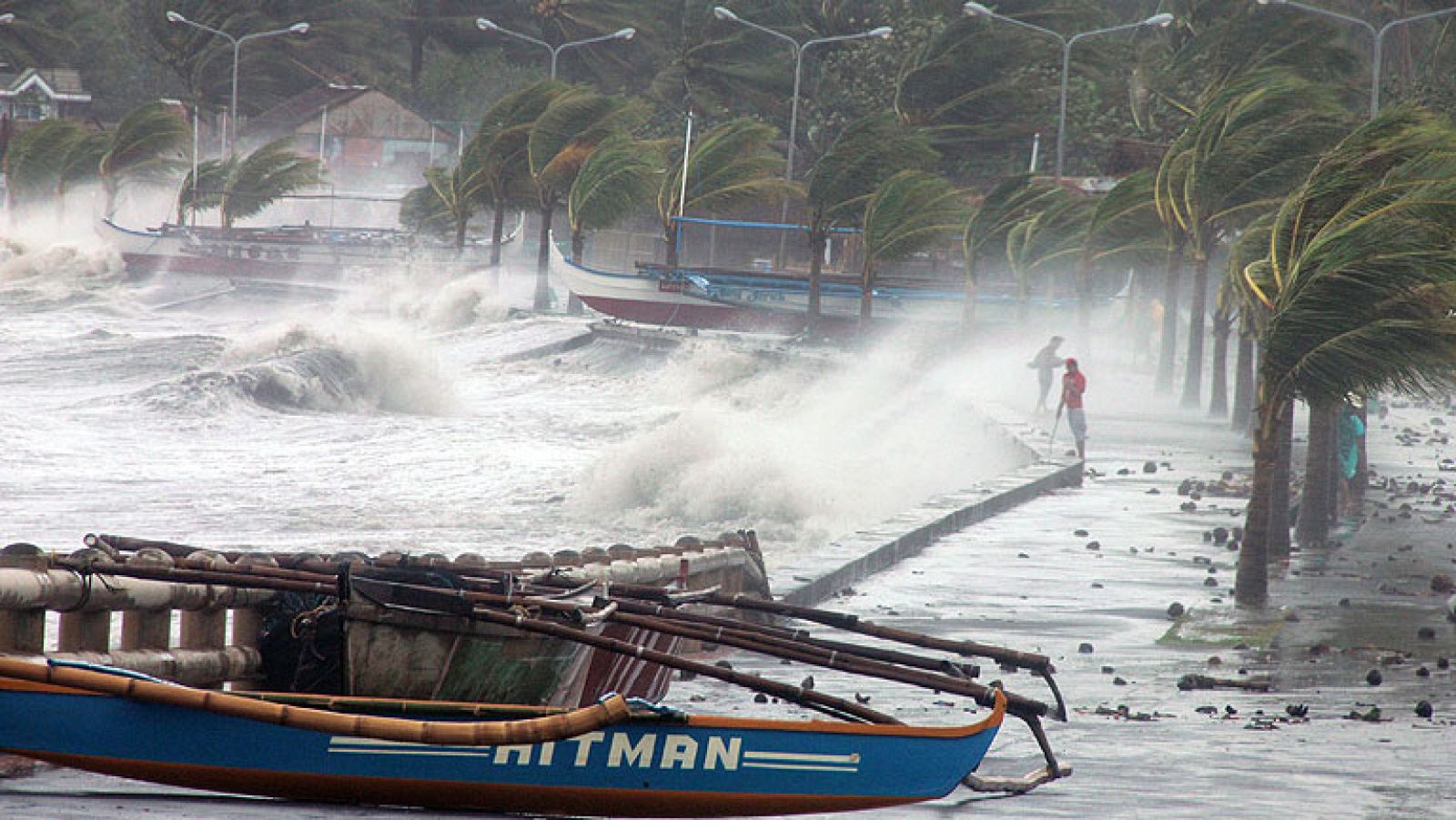 Telediario 1: El supertifón Haiyan, anunciado como el más violento de este año, ha tocado tierra en Filipinas | RTVE Play