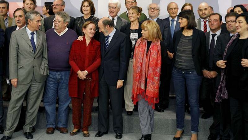 Los socialistas debaten la renovación ideológica, pendientes de las primarias