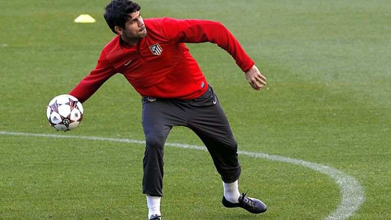 El nuevo delantero de la selección española, Diego Costa, no se ha entrenado este viernes para recuperarse de unos golpes recibidos en la Champions.
