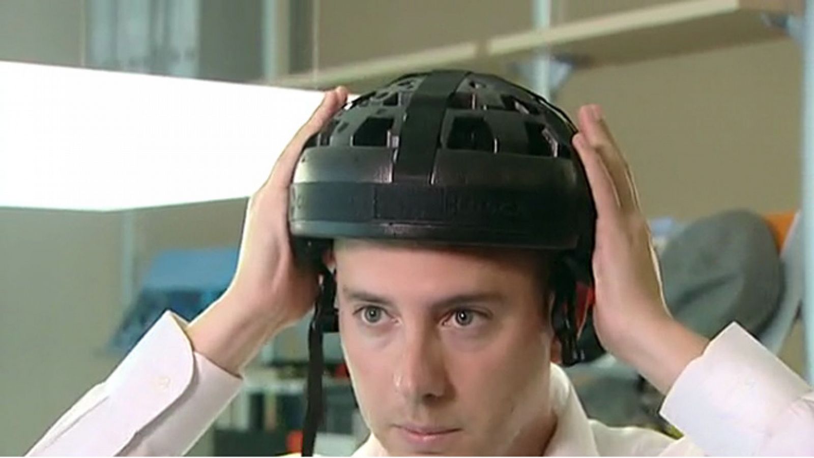 Telediario 1: Un grupo de ingenieros de la Universidad Politécnica de Valencia desarrolla un casco plegable para bicicleta | RTVE Play