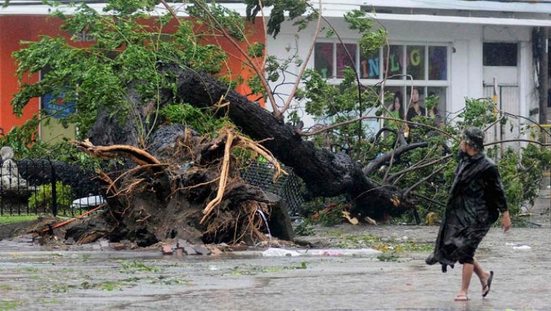 Al menos 100 muertos al paso del supertifón Haiyan por Filipinas Central, según las autoridades