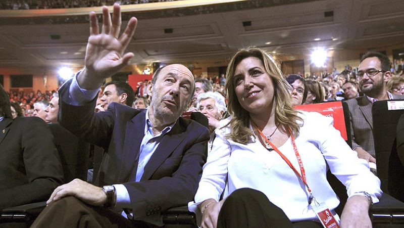 El liderazgo en el partido y el proceso de primarias planean sobre la Conferencia Política del PSOE.  
