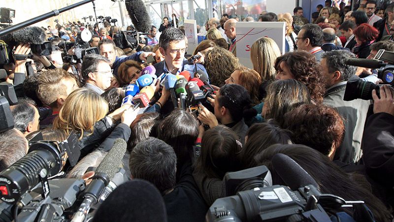 EL PSOE aparca en público el debate sobre las primarias