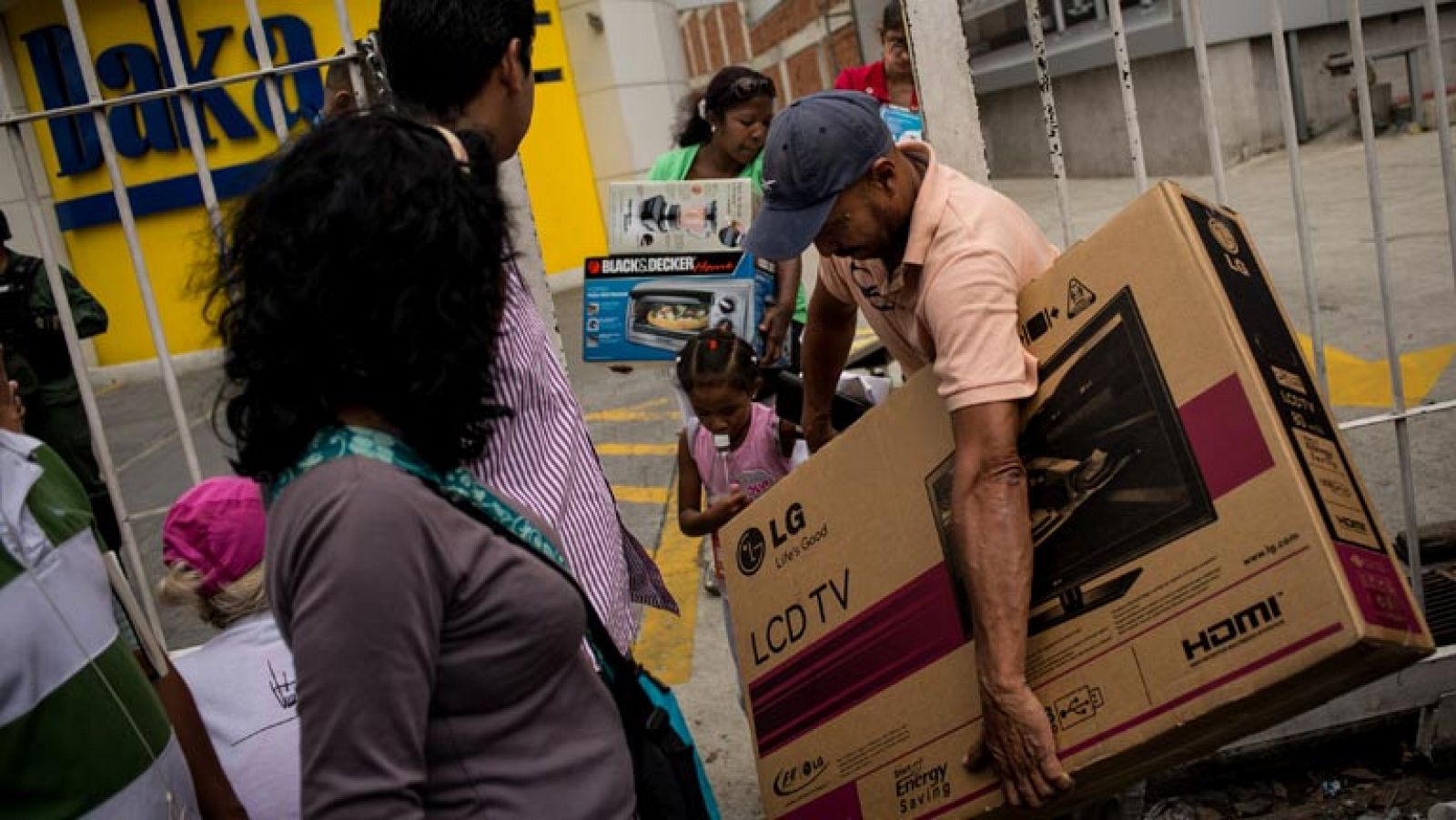 Informativo 24h: Maduro ordena la ocupación militar de una cadena de electrodomésticos venezolana y la venta de productos a precio de coste | RTVE Play
