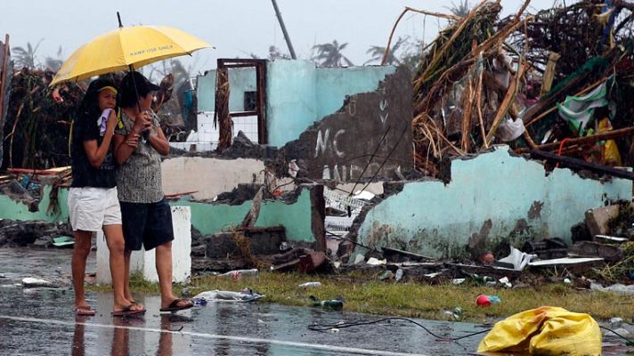 La Policía estima que el supertifón Haiyan ha dejado 10.000 muertos en Filipinas