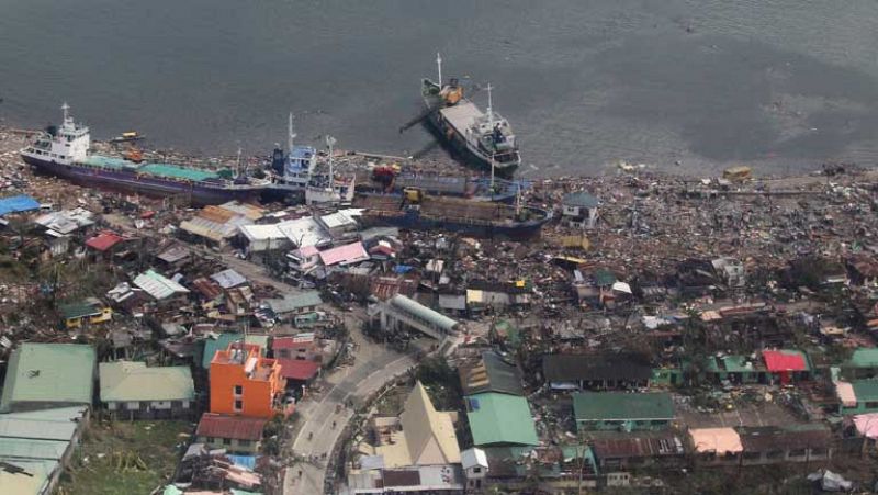Más de 10.000 muertos por el paso del tifón Yolanda en Filipinas