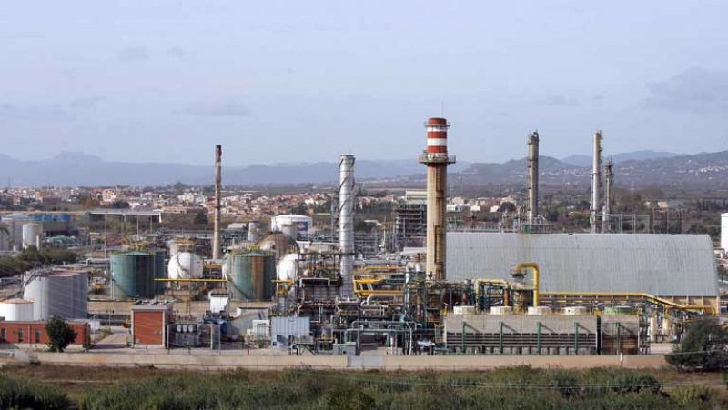 La explosión en una planta petroquímica en Tarragona provoca un incendio sin heridos