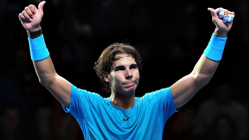 El español Rafael Nadal se clasificó hoy por segunda vez en su carrera para la final de la Copa de Maestros en Londres al imponerse al suizo Roger Federer por 7-5 y 6-3, en una hora y 19 minutos. El balear disputará su segunda final en el torneo que 