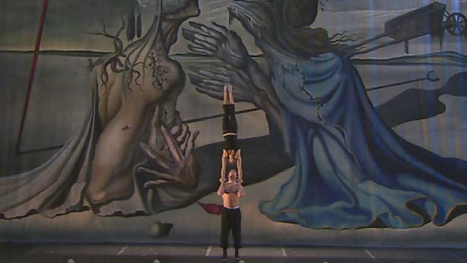 Una obra de Dalí es telón de fondo de un espectáculo teatral y acrobático