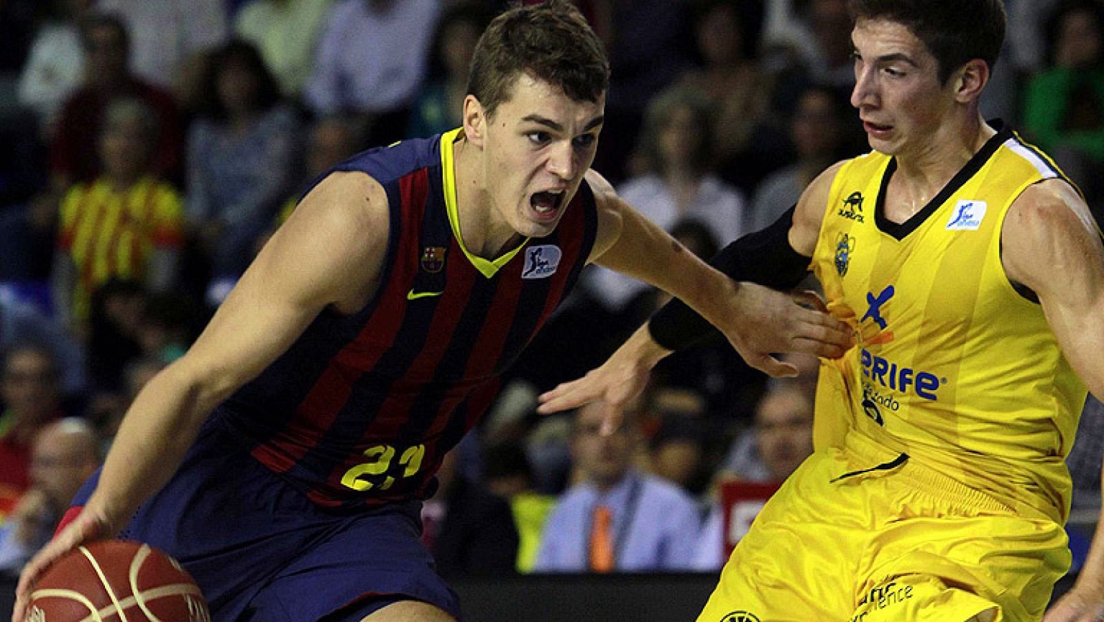 El Barcelona se mantiene invicto tras su nueva victoria sobre el CB Canarias, al que derrotó apoyado por su juego interior.