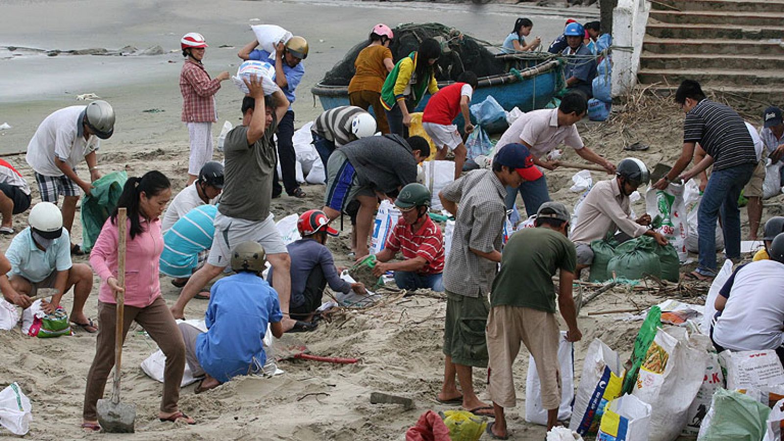 El tifón "Haiyan" llega a Vietnam tras arrasar Filipinas