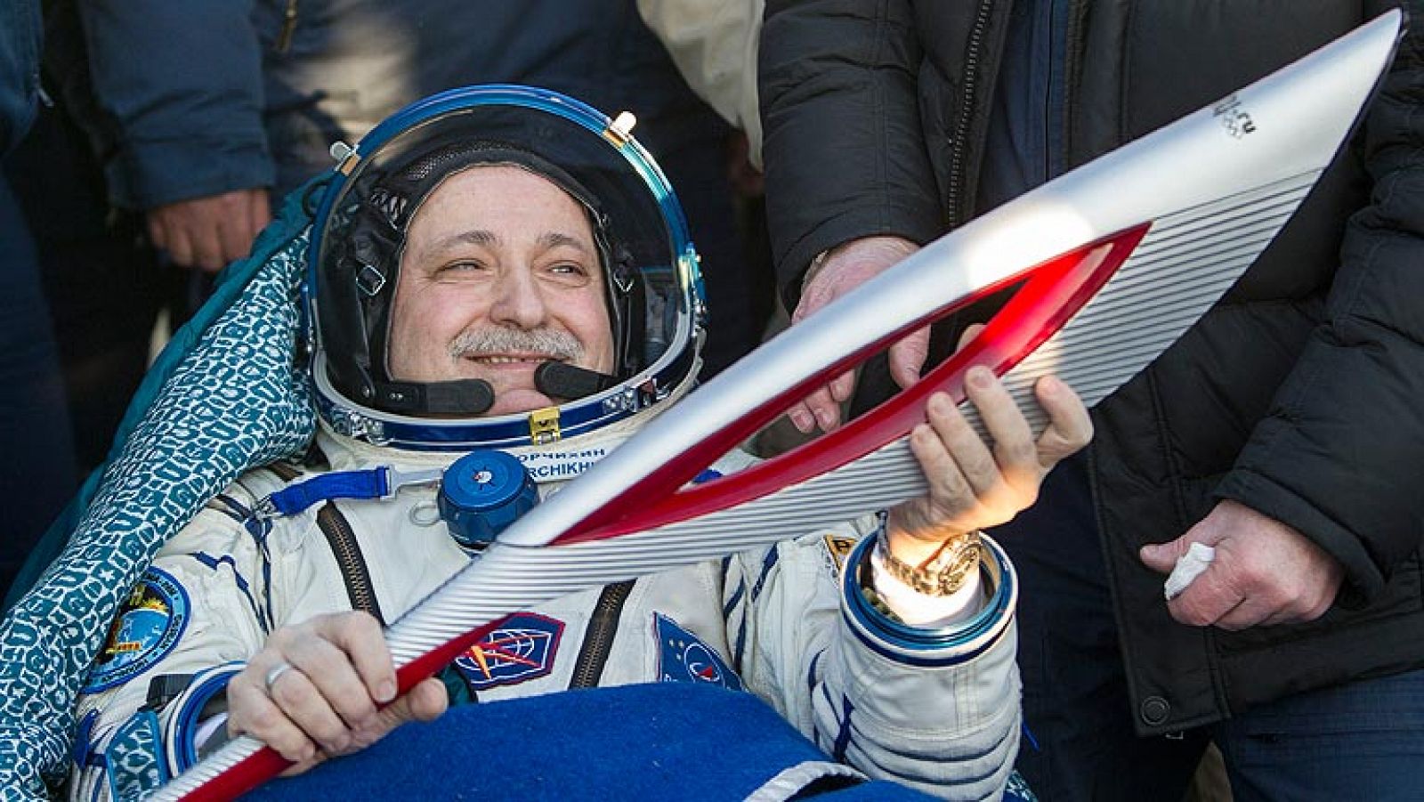 La nave Soyuz regresa a la Tierra con la antorcha olímpica