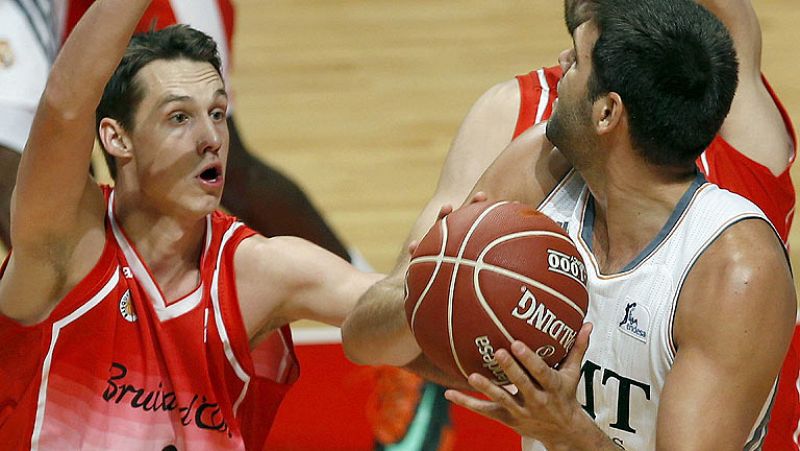 El triple imposible de Felipe Reyes, indiscutible ganador del podio de las tres mejores jugadas de la quinta jornada de la Liga Endesa.