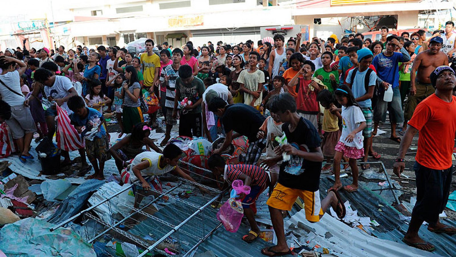 Telediario 1: La mayoría de las víctimas del tifón Haiyan siguen esperando ayuda | RTVE Play