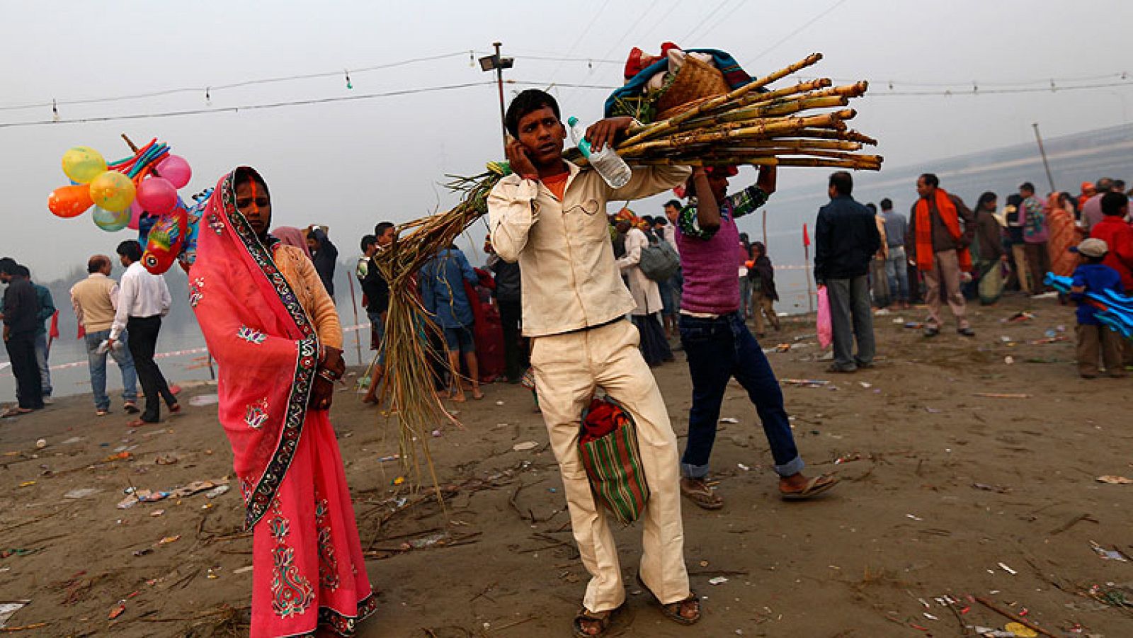  Sólo en 2012, se registraron más de 20.000 violaciones en la India. Ante el aumento de las agresiones sexuales en el país, las compañías de telefonía móvil han creado distintas aplicaciones para ayudar a las mujeres ante un asalto. 