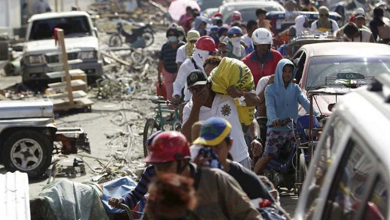 La vida se abre paso en Filipinas pese la calamidad dejada por el tifón Haiyan  